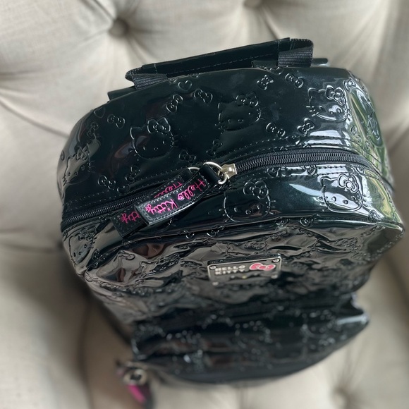 Hello Kitty Black patent leather backpack with added keychain - Picture 6 of 12